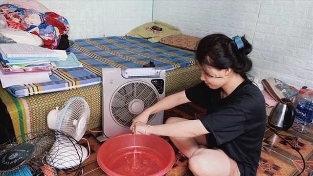 Sinh viên vật lộn với cái nóng trong phòng trọ ở Thái Nguyên