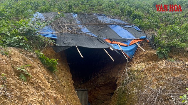 Cận cảnh bên trong hầm nghi khai thác vàng giữa rừng Thái Nguyên