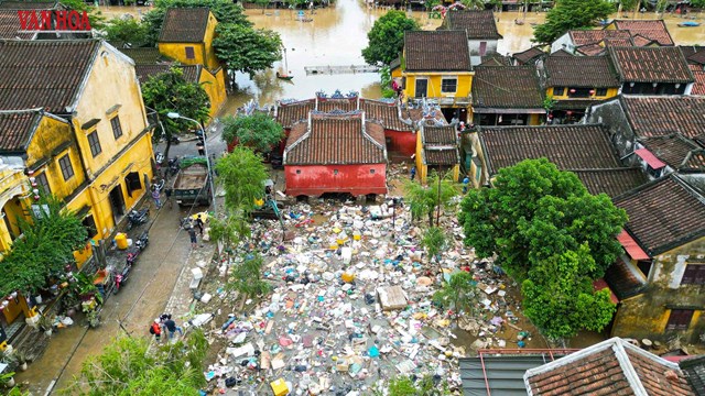 Phố cổ Hội An ngổn ngang rác thải, bùn non sau trận lũ lịch sử