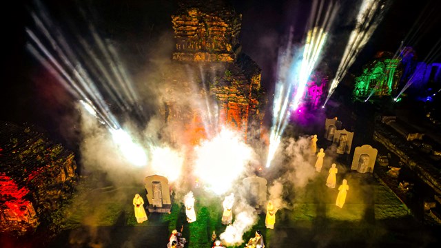 “Đêm Mỹ Sơn huyền thoại” mê hoặc du khách bằng ánh sáng, âm nhạc và vũ điệu Champa