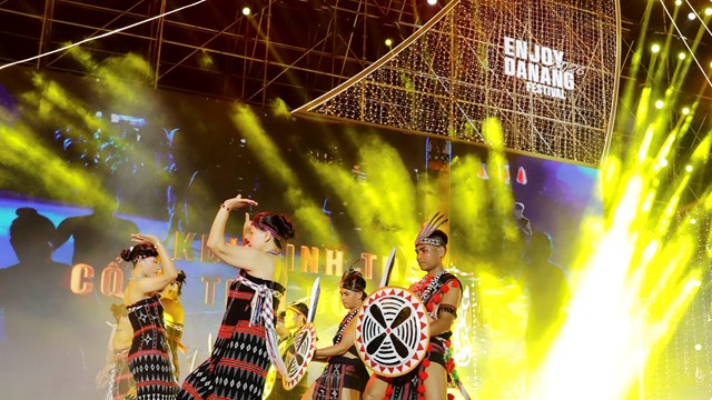 Điệu múa tung tung da dá gây ấn tượng tại Lễ hội Tận hưởng Đà Nẵng 2026