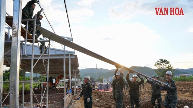 48 học viên Học viện Hậu cần gác đồ án, giúp dân dựng nhà sau lũ