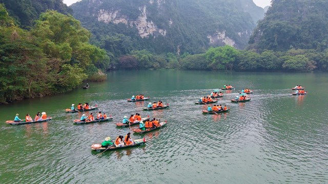 Ninh Bình: Du khách tấp nập ngày đầu năm 2026