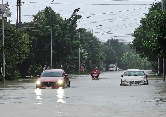 Nhiều tuyến đường ngập sâu, TP Vinh phải cho học sinh nghỉ học - Anh 3