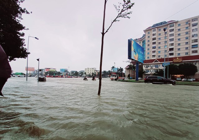 Nhiều tuyến đường ngập sâu, TP Vinh phải cho học sinh nghỉ học - Anh 2