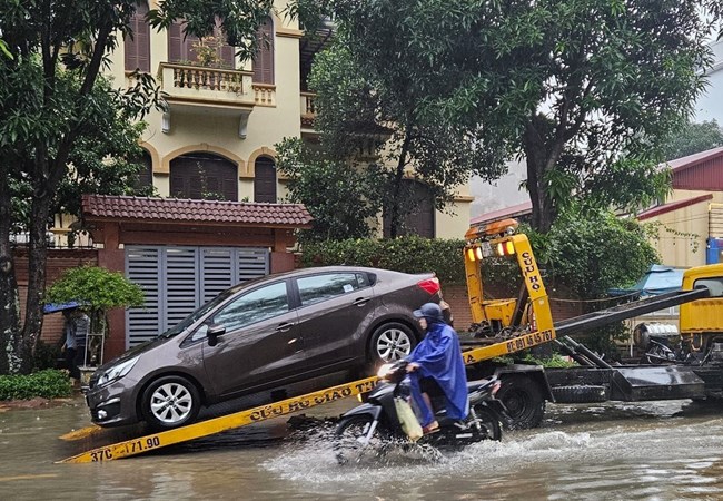 Nhiều tuyến đường ngập sâu, TP Vinh phải cho học sinh nghỉ học - Anh 4