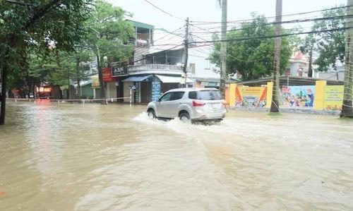 Nhiều tuyến đường ngập sâu, TP Vinh phải cho học sinh nghỉ học - Anh 1