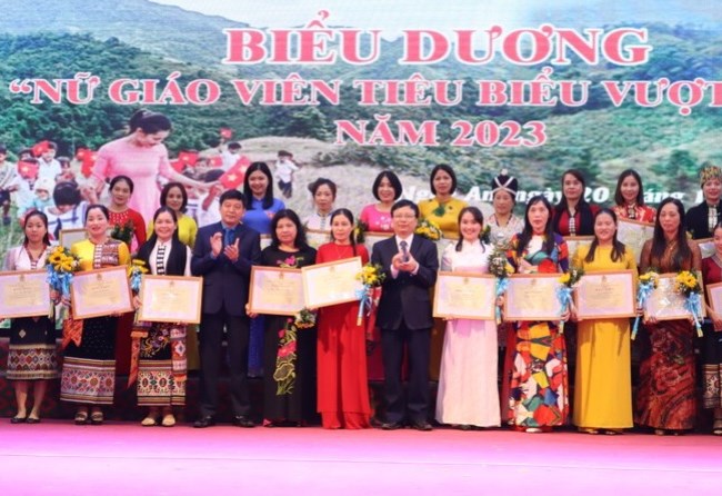 Nghệ An biểu dương 80 nữ giáo viên tiêu biểu, vượt khó - Anh 1