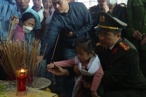 Đỡ đầu hai con của đại úy công an Hà Tĩnh hy sinh khi làm nhiệm vụ - Anh 1
