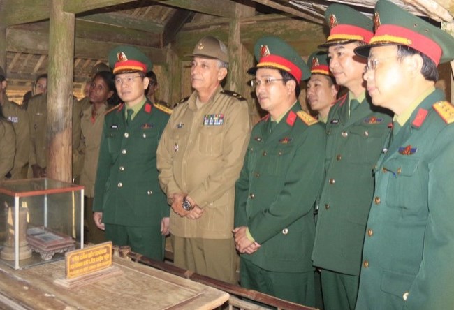 Đoàn sĩ quan trẻ Bộ các LLVT cách mạng Cuba dâng hoa, dâng hương tưởng niệm Chủ tịch Hồ Chí Minh - Anh 3