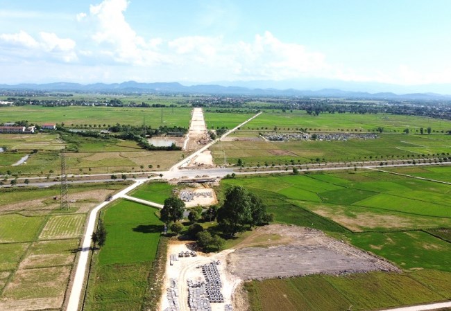 Di dời cổng đền thiêng hơn 200 tuổi 