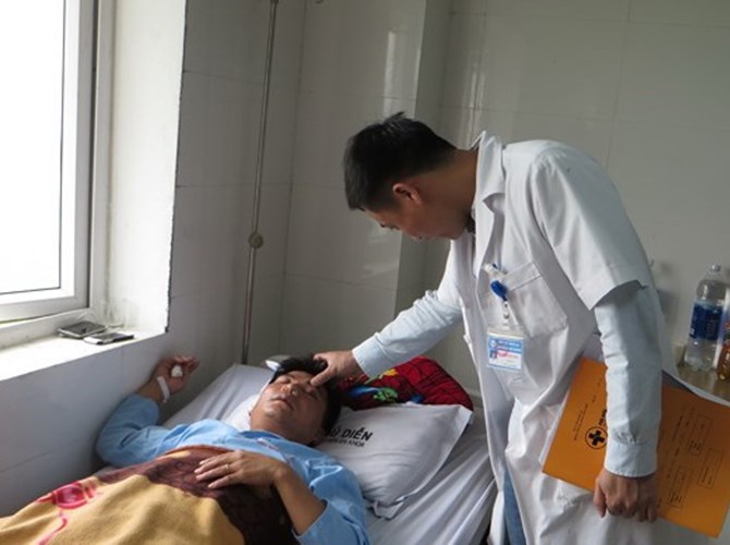 Vụ người nhà học sinh đánh gãy mũi thày giáo tại Nghệ An: Bộ GD&ĐT lại yêu cầu báo cáo và đề nghị … rút kinh nghiệm - Anh 1