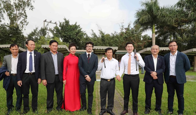 Bộ trưởng Nguyễn Ngọc Thiện trao thưởng cho các xạ thủ bắn súng xuất sắc - Anh 5