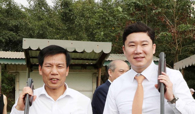 Bộ trưởng Nguyễn Ngọc Thiện trao thưởng cho các xạ thủ bắn súng xuất sắc - Anh 3
