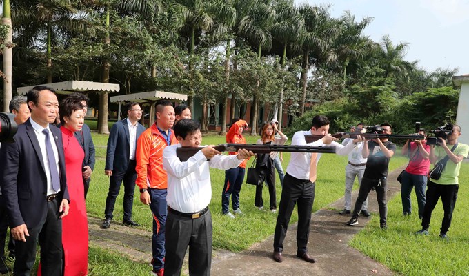 Bộ trưởng Nguyễn Ngọc Thiện trao thưởng cho các xạ thủ bắn súng xuất sắc - Anh 4