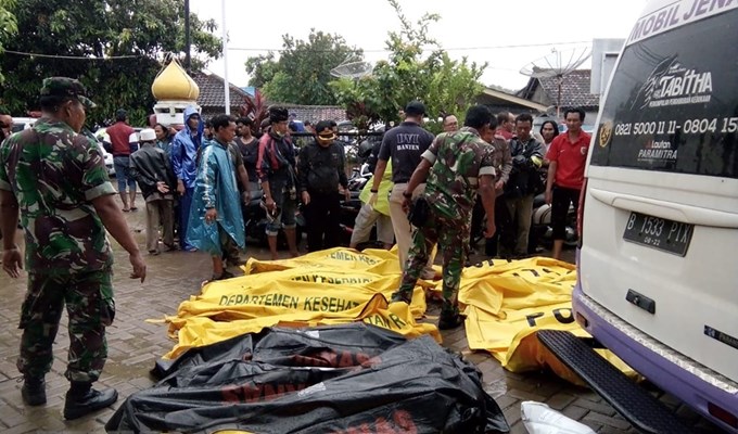 Indonesia chạy đua với thời gian khắc phục hậu quả sóng thần - Anh 4