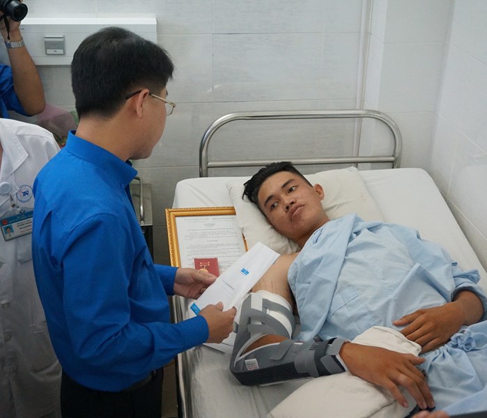 Trung ương Đoàn trao tặng huy hiệu “Tuổi trẻ dũng cảm” cho các “hiệp sĩ” - Anh 1