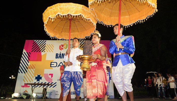 Du hành để sáng tạo và thấu hiểu - Anh 1