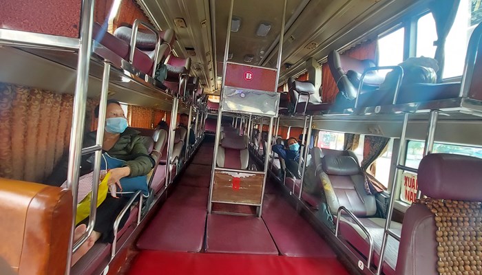 Đường sắt, hàng không nhộn nhịp, đường bộ đìu hiu - Anh 1