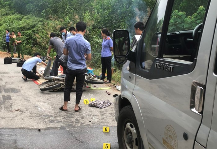 Xe máy tông trực diện vào ô tô, 2 người thiệt mạng - Anh 1