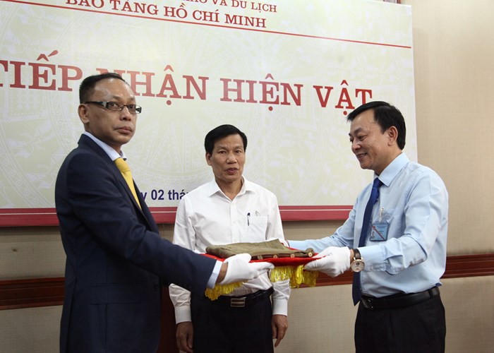 Bảo tàng Hồ Chí Minh tiếp nhận kỷ vật của Bác Hồ tặng 