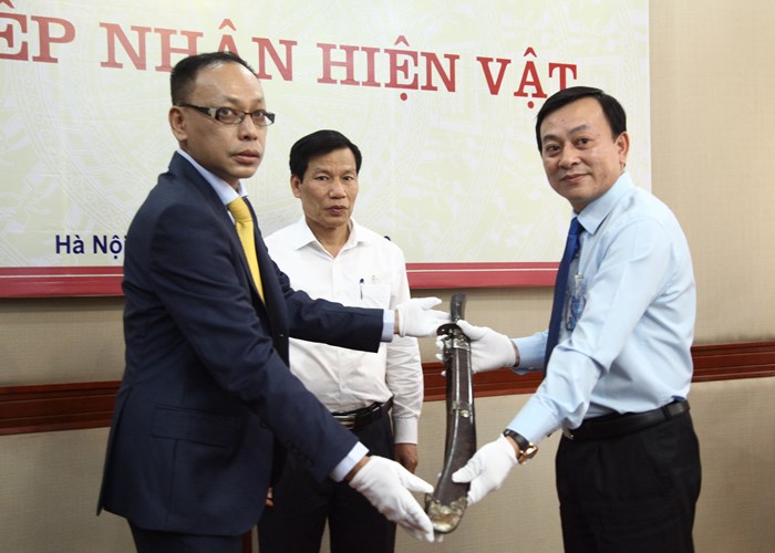 Bảo tàng Hồ Chí Minh tiếp nhận kỷ vật của Bác Hồ tặng 