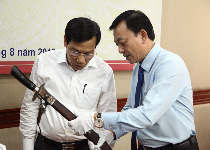 Bảo tàng Hồ Chí Minh tiếp nhận kỷ vật của Bác Hồ tặng 