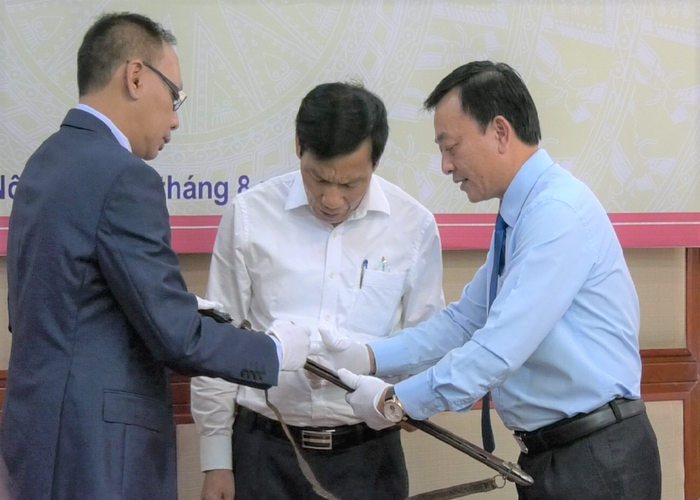 Bảo tàng Hồ Chí Minh tiếp nhận kỷ vật của Bác Hồ tặng 