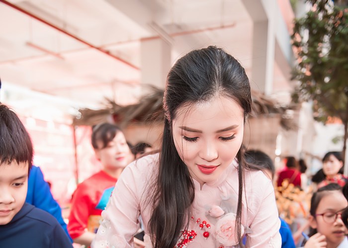 Hoa hậu Tiểu Vy lần đầu trổ tài gói bánh chưng ngày Tết - Anh 4