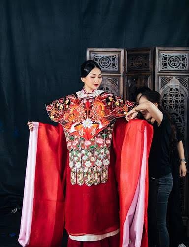 Tiết lộ về bộ phượng bào của hoàng hậu Dương Vân Nga trong “bom tấn” cổ trang Quỳnh Hoa Nhất Dạ - Anh 2
