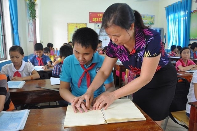 Thi vẽ tranh Ước mơ vượt khó về trẻ em khuyết tật - Anh 1