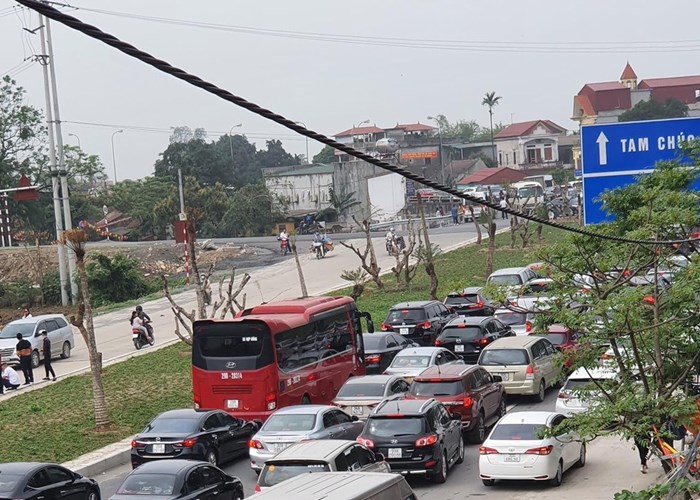 Biển người chen chúc ở Chùa Tam Chúc, nhiều du khách không đeo khẩu trang - Anh 2