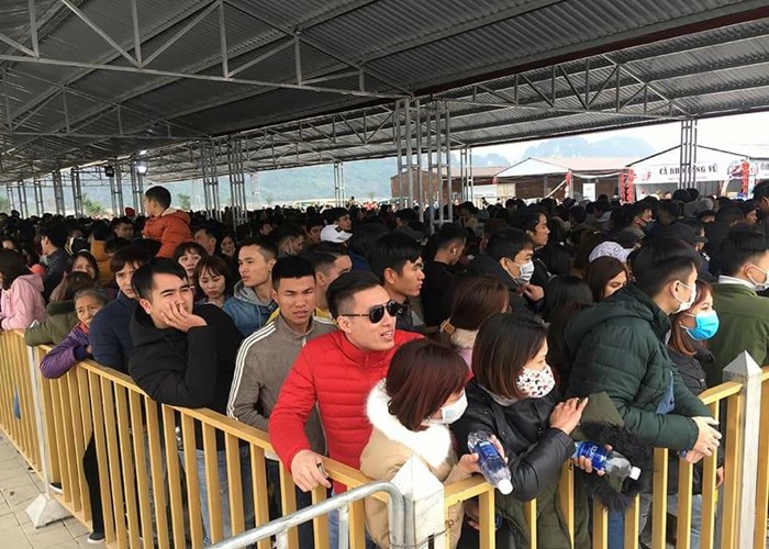 Biển người chen chúc ở Chùa Tam Chúc, nhiều du khách không đeo khẩu trang - Anh 3