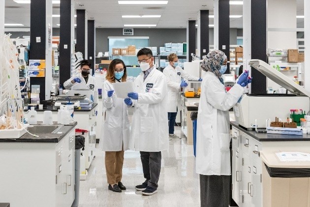 Vingroup nhận chuyển giao độc quyền công nghệ sản xuất vaccine mRNA phòng Covid-19 - Anh 1