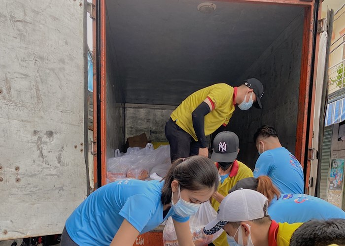 "Bà trùm hoa hậu" Phạm Kim Dung và các người đẹp  tặng 50 tấn gạo cho công nhân nghèo - ảnh 4