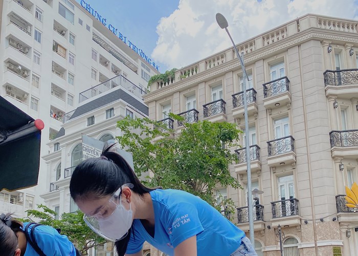 "Bà trùm hoa hậu" Phạm Kim Dung và các người đẹp  tặng 50 tấn gạo cho công nhân nghèo - ảnh 3