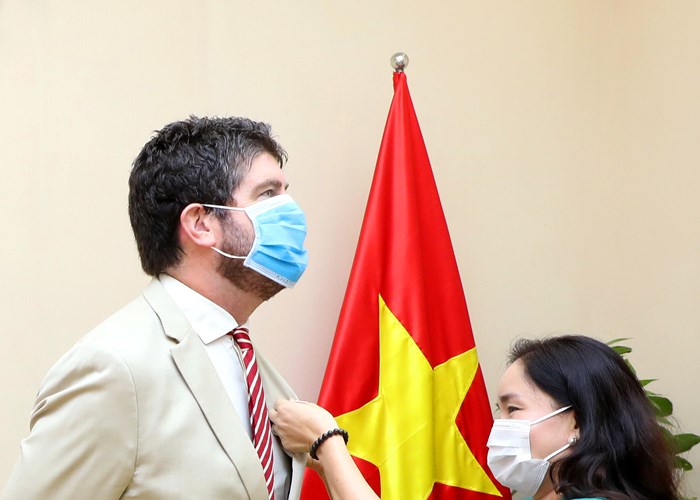 Bộ VHTTDL trao tặng Kỷ niệm chương cho Trưởng Đại diện Văn phòng UNESCO tại Việt Nam - Anh 2