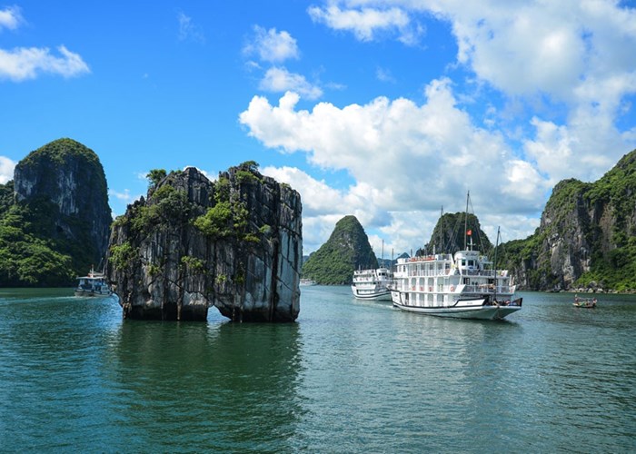 Quảng Ninh mở cửa trở lại nhiều hoạt động dịch vụ, du lịch nội địa - Anh 1