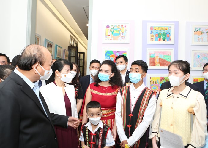 Chủ tịch nước Nguyễn Xuân Phúc xúc động xem những bức tranh đặc biệt: “Vì một Việt Nam tất thắng” - Anh 2