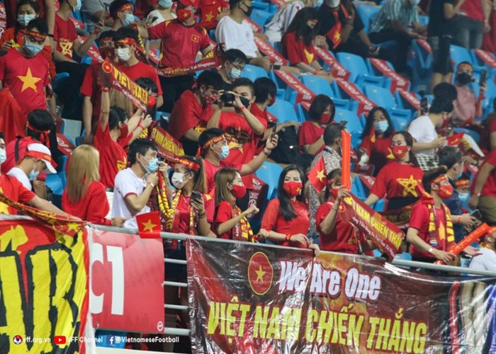 Đội tuyển Việt Nam được tặng quà giáng sinh cùng lời nhắn “chúng tôi luôn ở bên các bạn” - Anh 1