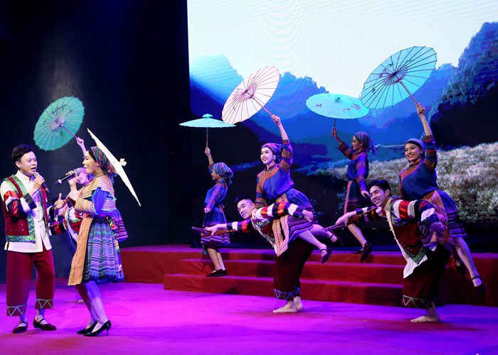 Bộ trưởng Nguyễn Văn Hùng: Đồng hành cùng đội ngũ văn nghệ sĩ trong công cuộc chấn hưng văn hóa - Anh 6
