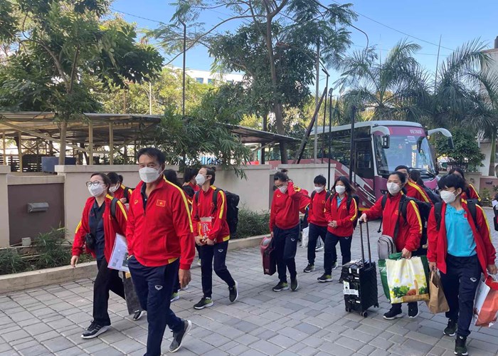13/14 nữ cầu thủ có kết quả âm tính - Anh 1