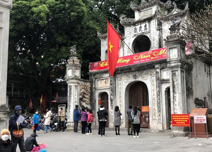 Gió rét, Hà Nội vẫn chật kín người đi du xuân - Anh 15