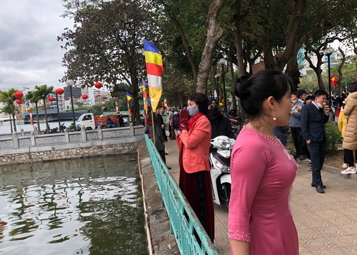 Gió rét, Hà Nội vẫn chật kín người đi du xuân - Anh 14
