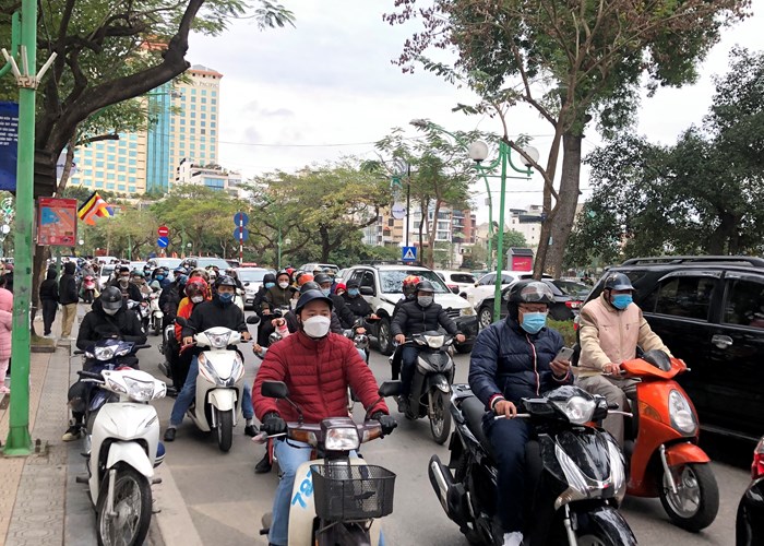 Gió rét, Hà Nội vẫn chật kín người đi du xuân - Anh 16