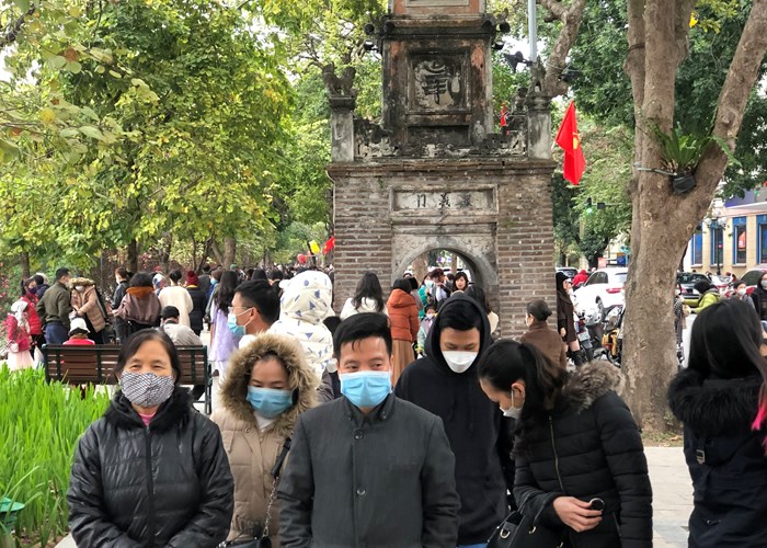 Gió rét, Hà Nội vẫn chật kín người đi du xuân - Anh 1
