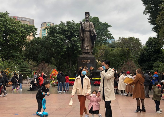 Gió rét, Hà Nội vẫn chật kín người đi du xuân - Anh 5