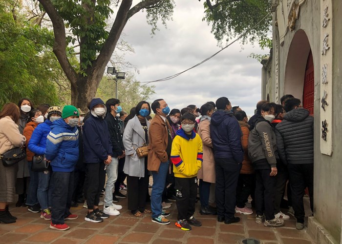 Gió rét, Hà Nội vẫn chật kín người đi du xuân - Anh 8