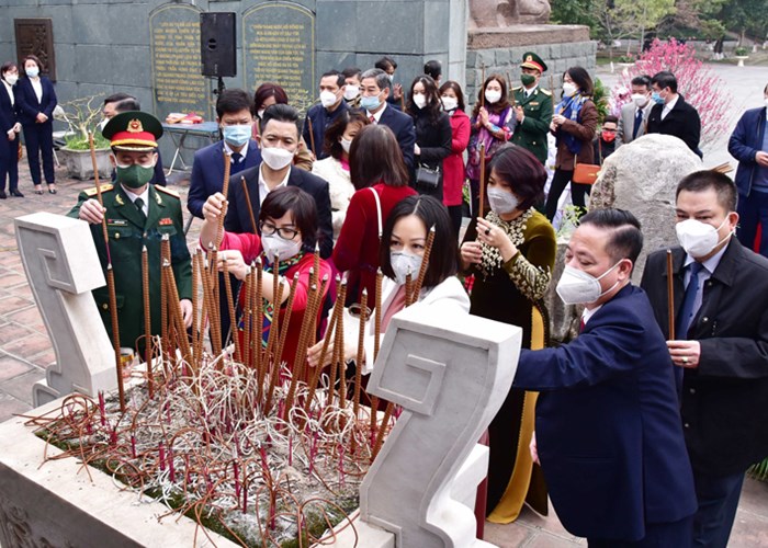 Chùa Hương nghiêm túc dừng lễ hội, Tam Chúc du khách chen chân - Anh 3