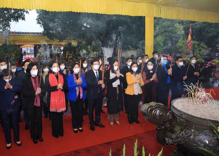 Trang trọng lễ dâng hương kỷ niệm 1982 năm khởi nghĩa Hai Bà Trưng - Anh 2